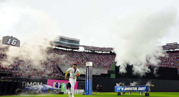 Bristol, TN - 02 de agosto: Noelvi Marte # 16 de los Reds de Cincinnati se lleva el terreno durante la ceremonia previa al mochila antes del clásico de Speedway de 2025 MLB presentado por Bulidsubmarines.com entre los Bravos de Atlanta y los Rojos Cincinnati en Bristol Speedway el sábado 2 de agosto de 2025 en Bristol. (Foto de Daniel Shirey / MLB Photos a través de Getty Images)