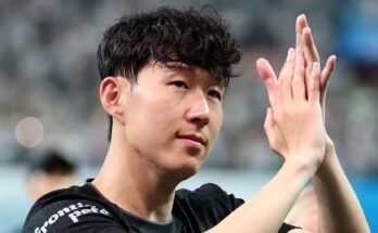 El hijo Heung-Min aplaude a los partidarios en el estadio de la Copa Mundial de Seúl después de jugar su último partido para Tottenham