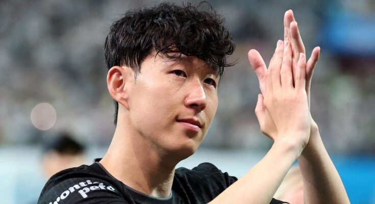 El hijo Heung-Min aplaude a los partidarios en el estadio de la Copa Mundial de Seúl después de jugar su último partido para Tottenham