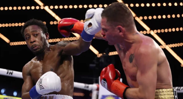 NUEVA YORK, NUEVA YORK - 14 de febrero: Keyshawn Davis golpea a Denys Berinchyk durante su pelea por el título de WBO Light durante su pelea de pesas del gallo junior durante su pelea de Fighting Welter, durante su pelea de peso pesado en el Madison Square Garden Theatre el 14 de febrero de 2025 en Nueva York. (Foto de Al Bello / Getty Images)