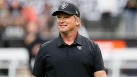Jon Gruden siempre apuntando al regreso al entrenamiento, esta vez en el fútbol universitario:
