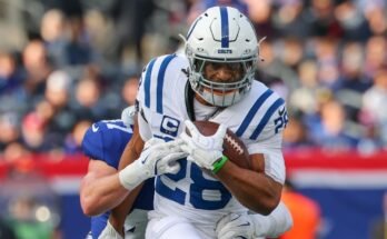 Fantasy Football Classs 2025: Busts by NFL Model que predice el año de caída en Raheem Mostert