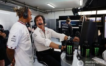 Lewis Hamilton, Mercedes-AMG, con Toto Wolff, director de equipo y director ejecutivo, Mercedes AMG