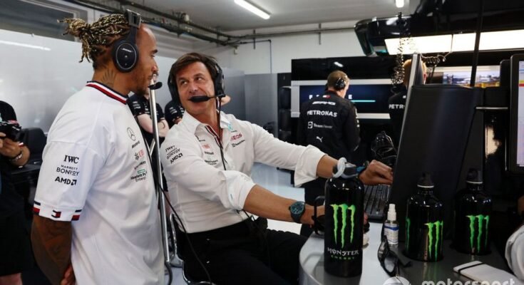 Lewis Hamilton, Mercedes-AMG, con Toto Wolff, director de equipo y director ejecutivo, Mercedes AMG