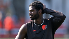 Shemer Sanders reacciona a los marrones la cuarta ranura en la pintura de profundidad de QB mientras Cleveland se está preparando para las Panteras