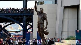 Mira: la presentación de los patriotas de la estatua de Tom Brady deja al legendario QB