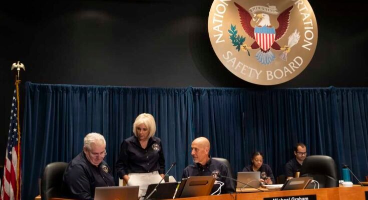 Los miembros de la Junta Nacional de Seguridad del Transporte se expresan ante una audiencia que investiga la colisión del aire abierto de enero entre un avión regional de American Airlines y un helicóptero Black Hawk del ejército estadounidense cerca del aeropuerto nacional de Ronald Reagan Washington.