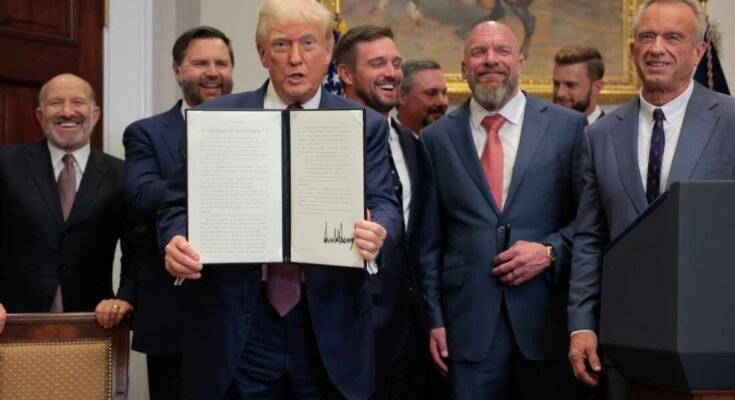 Trump muestra un decreto firmado, rodeado de funcionarios y atletas profesionales.