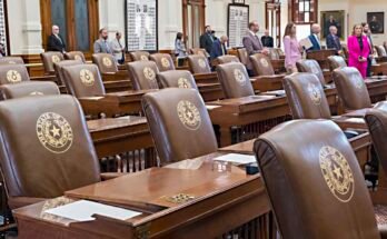 Las sillas vacías pertenecientes a los demócratas de la cámara permanecen vacíos durante una invitación de sesión al Capitolio del Estado, el martes 5 de agosto de 2025, en Austin, Texas.