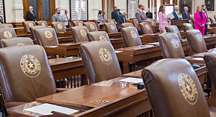 Las sillas vacías pertenecientes a los demócratas de la cámara permanecen vacíos durante una invitación de sesión al Capitolio del Estado, el martes 5 de agosto de 2025, en Austin, Texas.