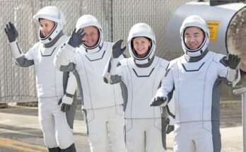 El viernes, los astronautas de la misión de la tripulación se dirigirán a la plataforma de lanzamiento en el Centro Espacial Kennedy en Cape Canaveral, Florida, el viernes. De izquierda a derecha, Roscosmos Cosmonaut Oleg Platonov, el astronauta de la NASA Mike Fincke, astronauta de la NASA y comandante de la misión Zena Cardman y Jaxa Kimiya Yui Astronaut. La tripulación vivirá y trabajará en la Estación Espacial Internacional durante al menos seis meses.