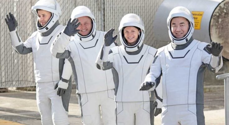 El viernes, los astronautas de la misión de la tripulación se dirigirán a la plataforma de lanzamiento en el Centro Espacial Kennedy en Cape Canaveral, Florida, el viernes. De izquierda a derecha, Roscosmos Cosmonaut Oleg Platonov, el astronauta de la NASA Mike Fincke, astronauta de la NASA y comandante de la misión Zena Cardman y Jaxa Kimiya Yui Astronaut. La tripulación vivirá y trabajará en la Estación Espacial Internacional durante al menos seis meses.