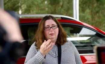 Erin Patterson habla con periodistas en agosto de 2023.