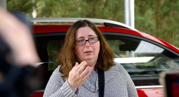Erin Patterson habla con periodistas en agosto de 2023.