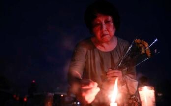 Un incienso de las luces de los visitantes al Peace Memorial Park antes del servicio conmemorativo para conmemorar el 80 aniversario del bombardeo atómico estadounidense de la Segunda Guerra Mundial en Hiroshima, miércoles 6 de agosto de 2025, en Japón.