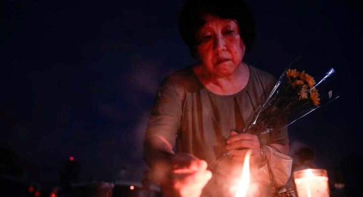 Un incienso de las luces de los visitantes al Peace Memorial Park antes del servicio conmemorativo para conmemorar el 80 aniversario del bombardeo atómico estadounidense de la Segunda Guerra Mundial en Hiroshima, miércoles 6 de agosto de 2025, en Japón.