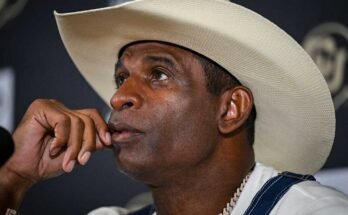 El entrenador jefe Deion Sanders de la Universidad de Colorado habla sobre su viaje contra el cáncer de vejiga en una conferencia de prensa.
