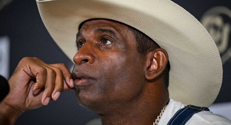 El entrenador jefe Deion Sanders de la Universidad de Colorado habla sobre su viaje contra el cáncer de vejiga en una conferencia de prensa.