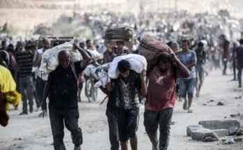 Los palestinos llevan bolsas y cajas en cartón plegado mientras regresan de un punto de distribución de alimentos dirigido por los Estados Unidos y la Fundación Humanitaria de Gaza con el sábado de los Estados Unidos, cerca del Corredor NetSarim en la Franja Central de Gaza.
