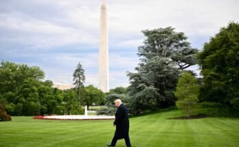 El presidente Donald Trump imaginó caminar hacia Marine One para salir de la Casa Blanca en mayo, con la W