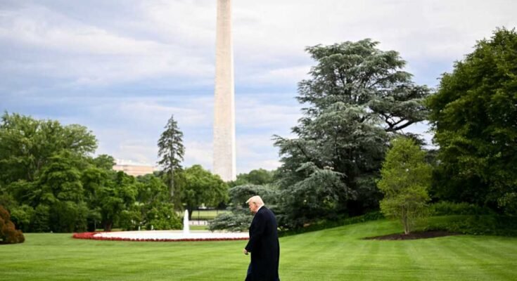 El presidente Donald Trump imaginó caminar hacia Marine One para salir de la Casa Blanca en mayo, con la W