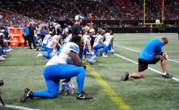 Los jugadores de los Detroit Lions se arrodillan después de que Morice Norris resultó herido contra Atlanta Falcons en la segunda mitad de un partido de fútbol de pretemporada de la NFL el viernes en Atlanta.