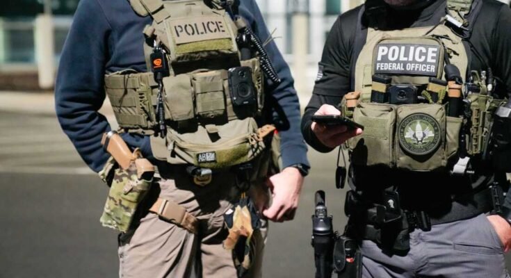 En este documento, la foto proporcionada por las Fuerzas de Inmigración y la Aduana Americana, dos agentes federales de aplicación de la ley coordinan con otros funcionarios durante un funcionario del 4 de febrero de 2025 cerca de Washington, DC (Foto de la aplicación de inmigración y aduana estadounidense a través de Getty Images)))))))))))))))))))))))))))))))))))))))))))))))))))))