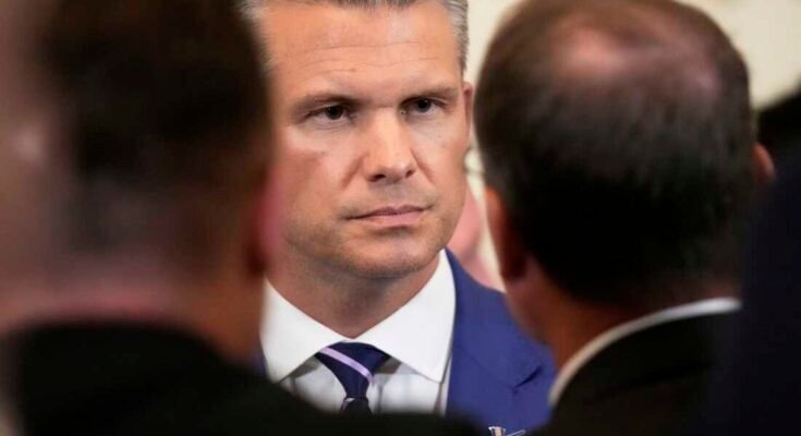 El Secretario de Defensa, Pete Hegseth, asiste a un evento para conmemorar el Día Nacional del Corazón Púrpura en la sala este de la Casa Blanca el 7 de agosto de 2025 en Washington.