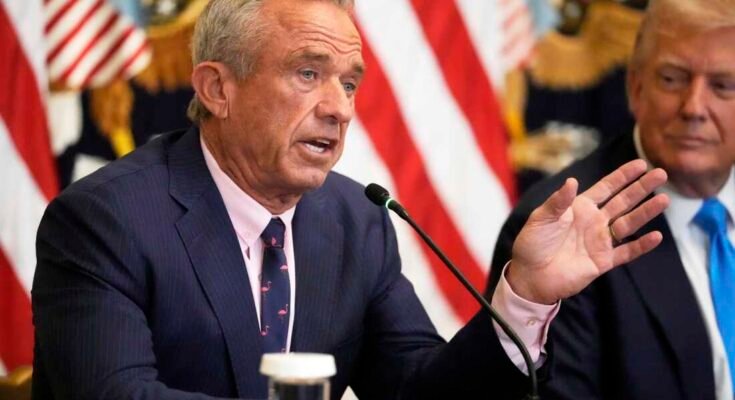 El Secretario de Salud y Servicios Sociales, Robert F. Kennedy Jr. habla, mientras que el presidente Donald Trump escucha un evento para promover su propuesta para mejorar el acceso de los estadounidenses a sus registros médicos en la Casa Blanca es el miércoles 30 de julio de 2025 en Washington.