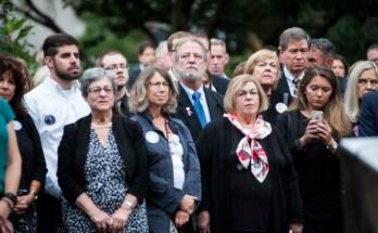 Michael Keating, en el centro de la segunda fila, se celebró durante la corona en el monumento del 11 de septiembre en el Boston Public Garden el 11 de septiembre de 2016. Su madre, Barbara Ann Keating, fue asesinada en los ataques del 11 de septiembre en 2001. Sus restos ahora fueron identificados en Nueva York según los funcionarios locales.
