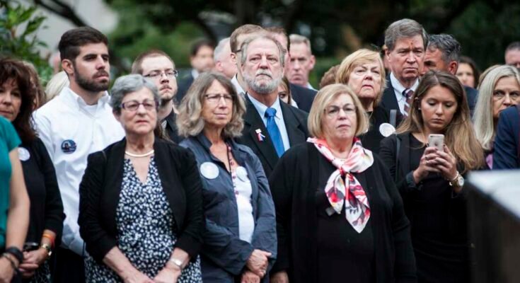 Michael Keating, en el centro de la segunda fila, se celebró durante la corona en el monumento del 11 de septiembre en el Boston Public Garden el 11 de septiembre de 2016. Su madre, Barbara Ann Keating, fue asesinada en los ataques del 11 de septiembre en 2001. Sus restos ahora fueron identificados en Nueva York según los funcionarios locales.
