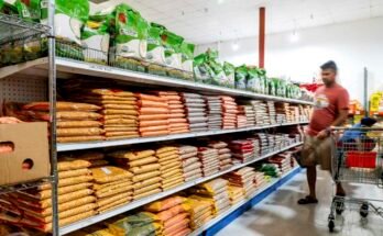 Un cliente compra una isla de granos en New India Bazar, donde la mayoría de los bienes se importan de India y Canadá, el 6 de agosto de 2025, en Fremont, California.