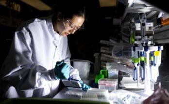 Un investigador trabaja en el laboratorio de la oficina central de Moderna Inc. en Cambridge, Massachusetts. Moderna ha trabajado para desarrollar vacunas utilizando la tecnología ARNm. A principios de este año, la administración Trump obtuvo cientos de millones de dólares comprometidos en el apoyo del fabricante de la investigación en vacunas contra la influenza y esta semana, canceló $ 500 millones adicionales en varias instituciones que buscan vacunas de ARNm.