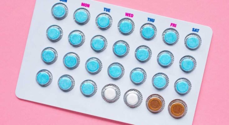 Paquete de píldoras anticonceptivas. Medicamentos recetados que contienen hormonas femeninas como los estrógenos y la progestina para prevenir el embarazo.
