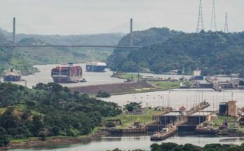 Una carga navega por el Canal de Panamá, visto desde Ancon Cerro hasta la ciudad de Panamá.