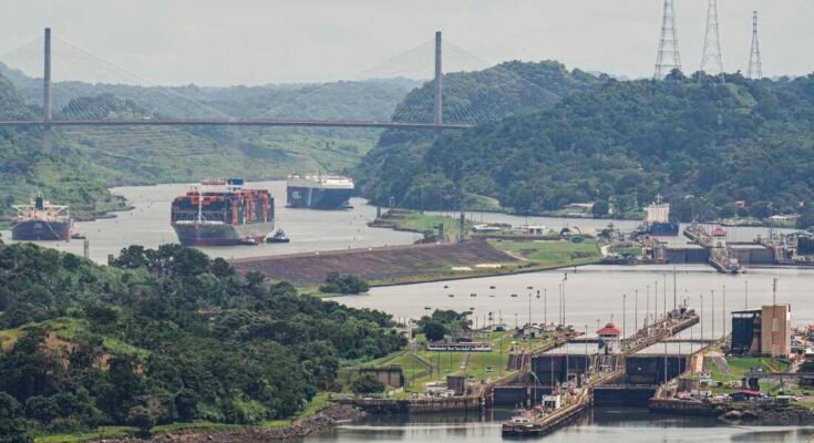 Una carga navega por el Canal de Panamá, visto desde Ancon Cerro hasta la ciudad de Panamá.