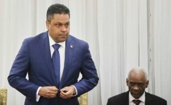 Laurent Saint-Cyr (izquierda) asiste a la ceremonia de su nombramiento para la presidencia del Consejo de Transición en Puerto Príncipe, Haití, el jueves.