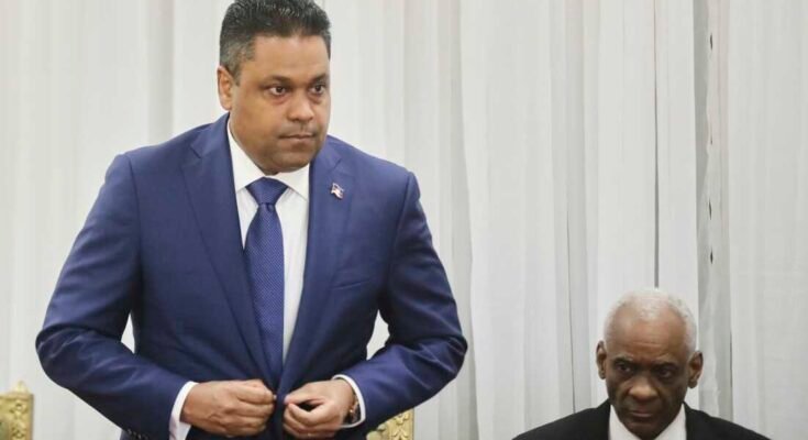 Laurent Saint-Cyr (izquierda) asiste a la ceremonia de su nombramiento para la presidencia del Consejo de Transición en Puerto Príncipe, Haití, el jueves.