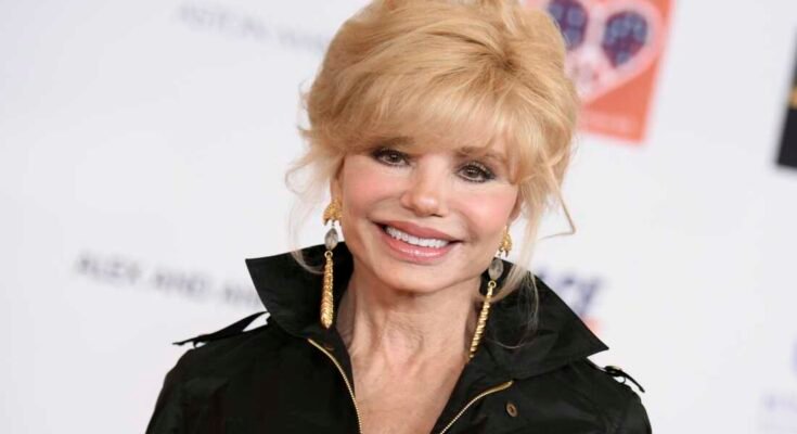 Loni Anderson llega a la 22a carrera anual para borrar el evento MS celebrado en el Hyatt Regency Century Plaza Hotel, el viernes 24 de abril de 2015, en Los Ángeles.