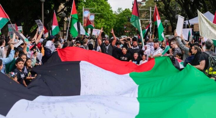 Los manifestantes se reúnen durante una manifestación pro-palestina en Sydney, Australia, el sábado 4 de noviembre de 2023, en apoyo de los palestinos atrapados en la guerra entre Israel y Hamas.