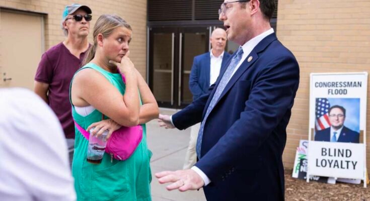 Karen Wagner, a la izquierda, habla con el representante Mike Flood ante un ayuntamiento en Kimball Recital Hall en el campus de la Universidad de Nebraska Lincoln en Lincoln, Nebraska, 4 de agosto de 2025.