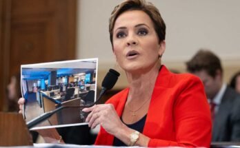 Kari Lake, quien supervisa la agencia estadounidense para los medios mundiales, está organizando una foto de la sala editorial de la voz de América mientras testifica durante una audiencia del Comité de Asuntos Exteriores de la Cámara sobre el futuro de la agencia el 25 de junio de 2025. (Foto de Saul Loeb / AFP) (Foto de Saul Loeb / AFP a través de Getty Images)