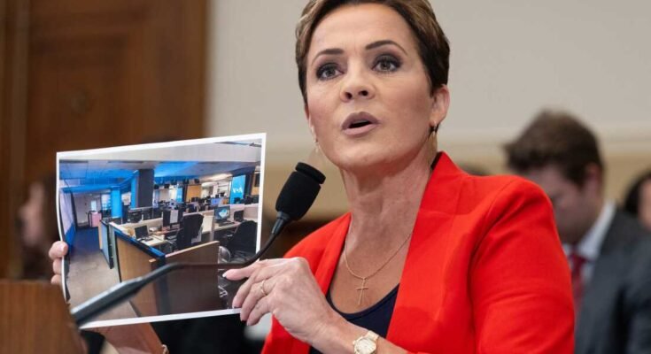 Kari Lake, quien supervisa la agencia estadounidense para los medios mundiales, está organizando una foto de la sala editorial de la voz de América mientras testifica durante una audiencia del Comité de Asuntos Exteriores de la Cámara sobre el futuro de la agencia el 25 de junio de 2025. (Foto de Saul Loeb / AFP) (Foto de Saul Loeb / AFP a través de Getty Images)