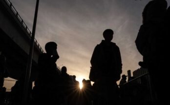 Los solicitantes de asilo esperan a su CBP una cita con las autoridades estadounidenses antes de cruzar el puerto de entrada Chaparral en Tijuana, México, 20 de enero de 2025.