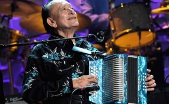 El juego de acordeón de Flaco Jiménez, visto aquí durante el programa Honors and Awards Association Americana Music Association 2014 en el Auditorio Ryman en Nashville, Tennessee, llegó a definir la música de Constujo y Tejano del sur de Texas durante una carrera que continuó más de 70 años.