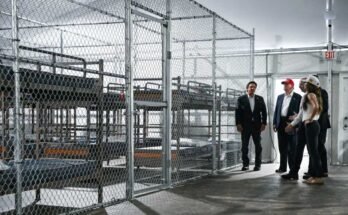 El presidente del presidente Donald Trump (segundo a la izquierda), el gobernador de Florida Ron DeSantis (L) y el Secretario de Seguridad del Interior, Kristi Noem (R), de un centro de detención de migrantes, apodado "Alligator Alcatraz," Ubicado en el sitio del aeropuerto de capacitación y transición de Dade-Collier en OchoPee, Florida, el 1 de julio de 2025.