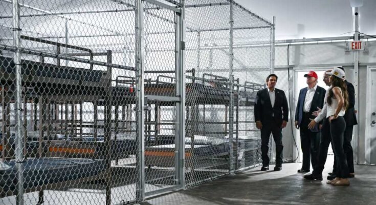 El presidente del presidente Donald Trump (segundo a la izquierda), el gobernador de Florida Ron DeSantis (L) y el Secretario de Seguridad del Interior, Kristi Noem (R), de un centro de detención de migrantes, apodado "Alligator Alcatraz," Ubicado en el sitio del aeropuerto de capacitación y transición de Dade-Collier en OchoPee, Florida, el 1 de julio de 2025.