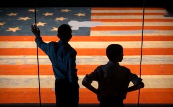 Los niños miran la estrella de Banner Spangled, la bandera que inspiró las palabras del himno nacional estadounidense, en el Museo Nacional de Historia Americana de Smithsonian, martes 10 de junio de 2025, en Washington, DC