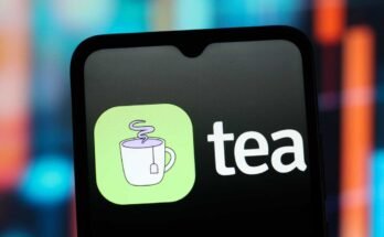 En esta ilustración fotográfica, el logotipo de la aplicación Tea se ve en la pantalla de un teléfono inteligente. La aplicación de asesoramiento de citas se sometió a una fuga de datos importante el mes pasado.
