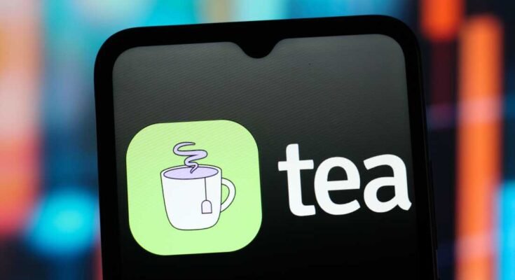 En esta ilustración fotográfica, el logotipo de la aplicación Tea se ve en la pantalla de un teléfono inteligente. La aplicación de asesoramiento de citas se sometió a una fuga de datos importante el mes pasado.